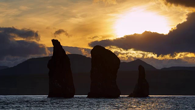 堪察加半岛海景:阿瓦查湾(太平洋)日落时分的三兄弟岩视频素材