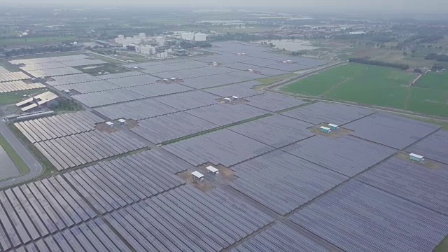 太阳能电池农场鸟瞰图视频素材