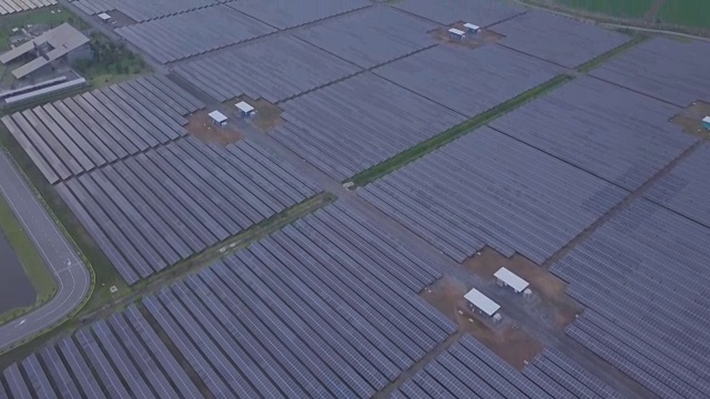 太阳能电池农场鸟瞰图视频素材