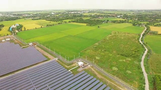 太阳能电池农场鸟瞰图视频素材