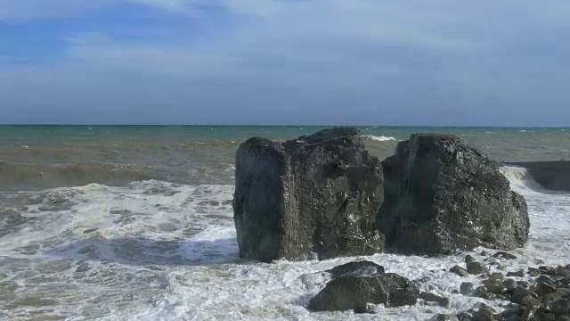 风暴期间海滩上巨大的巨石，特写视频素材