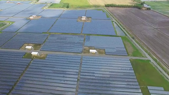 太阳能电池农场鸟瞰图视频素材