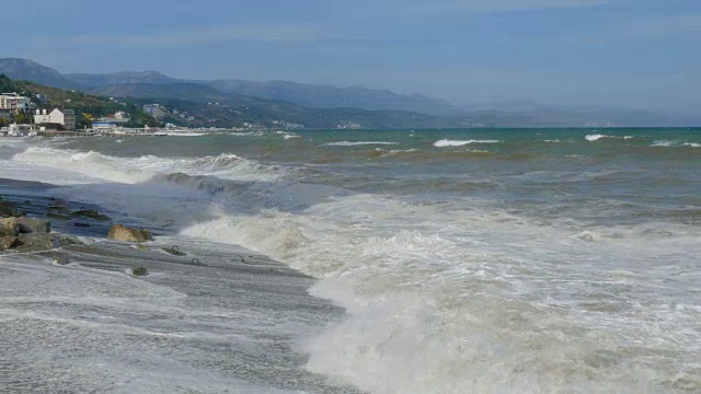 狂暴的海浪拍打着海岸视频素材