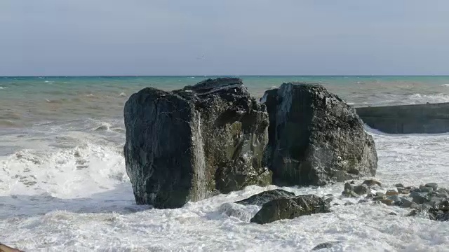 风暴期间海滩上的巨石，特写视频素材