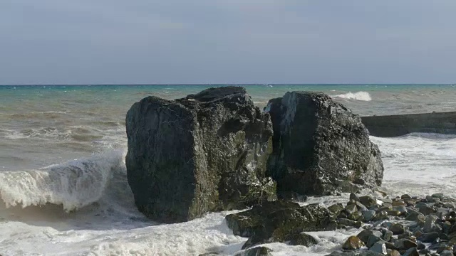 风暴期间海滩上的巨石，特写视频素材