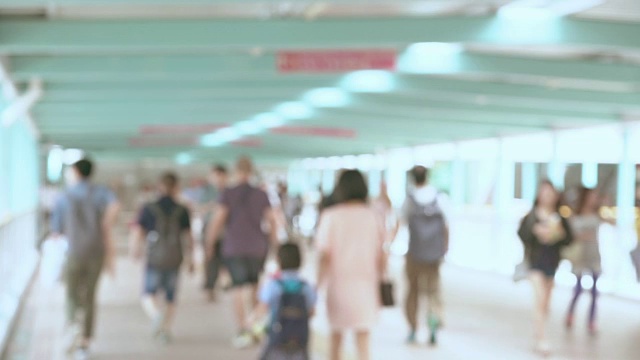 在香港城市的街道上行走的人们的模糊视野视频素材