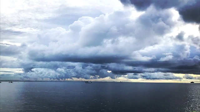 渔船在暴风雨中视频素材