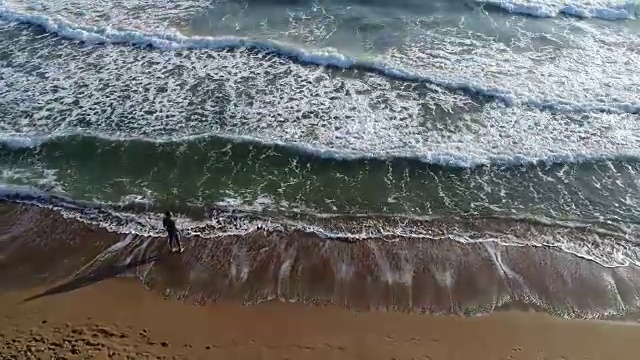 高角度的人走在海滩上视频素材