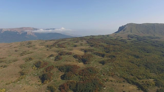 航拍图:蓝天背景下的高山高原视频素材