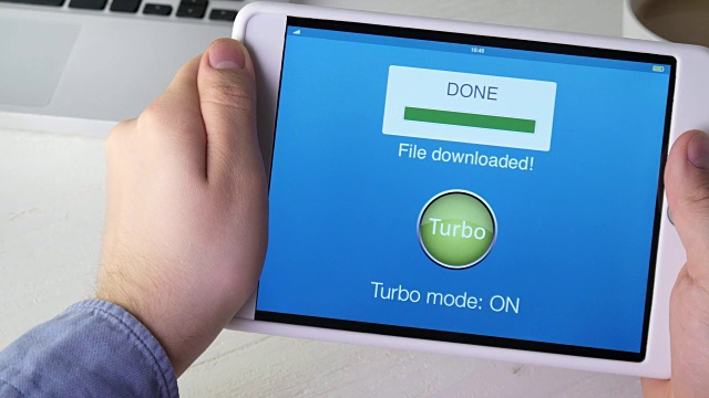 打开数字平板电脑应用的turbo模式以获得快速的网速视频素材