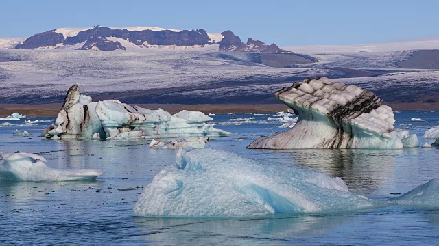 漂浮在冰岛Jokulsarlon冰湖上的大块冰块视频素材