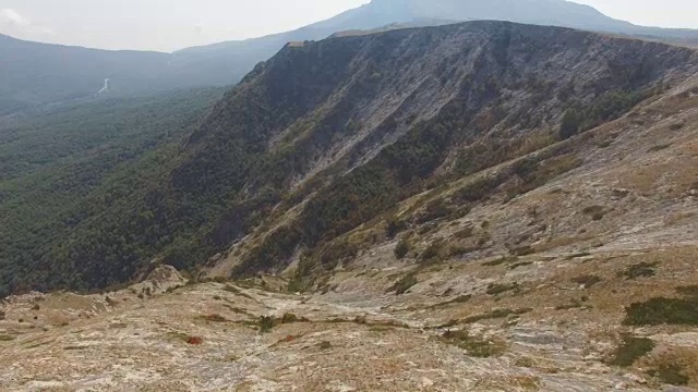 空中摄影:飞越高山高原视频素材