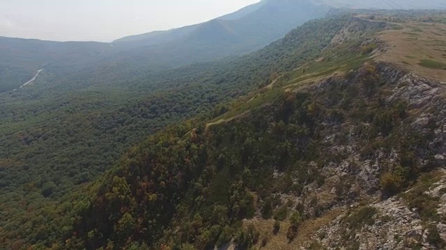 天线:沿高山高原飞行视频素材