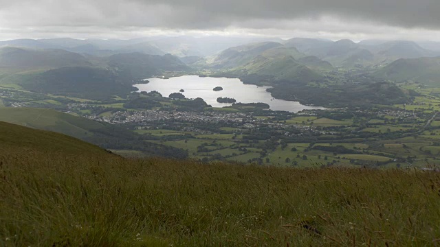 草地前景Keswick和Derwentwater湖景观视频素材