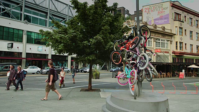 市中心波特兰街景与动物炸弹自行车雕塑视频素材