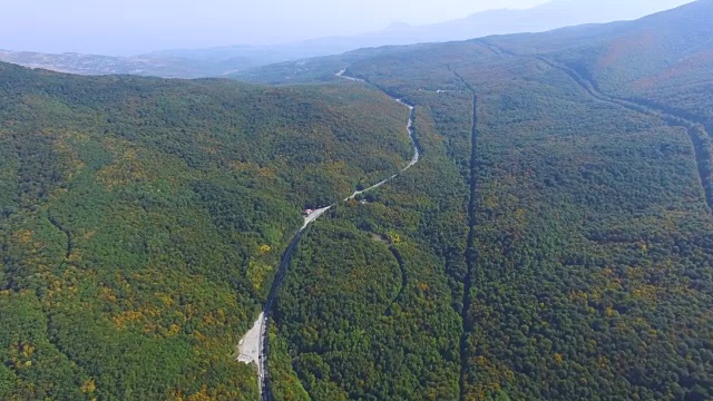 天线:五彩林地中的蜿蜒道路视频素材