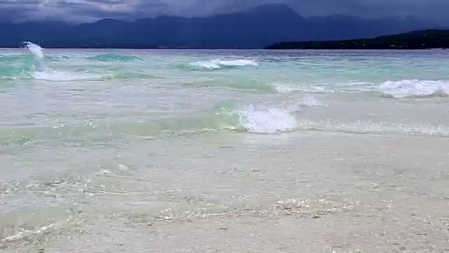 海滩与大量的海浪冲击海岸视频素材