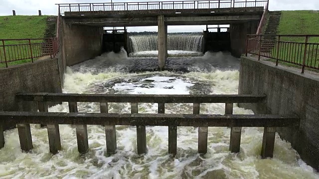 雨后老河坝溢流视频素材