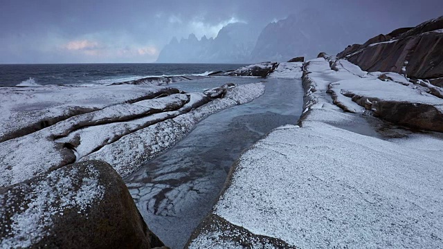 冬季冲浪，石头海滩上的冰雹视频素材