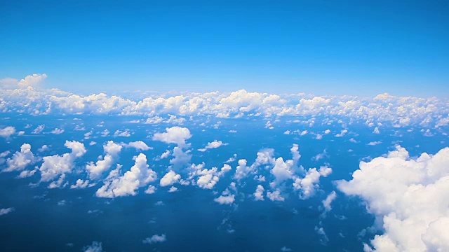 乘坐飞机飞越大西洋和显示地球大气层的云层视频素材