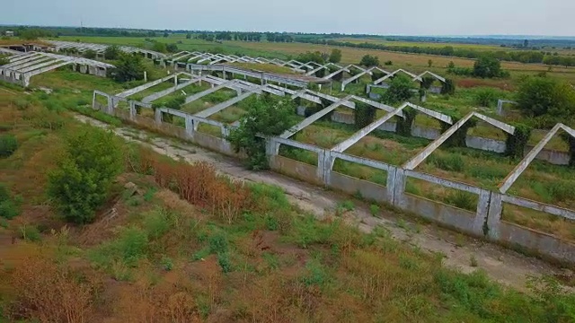 在干燥的土地上飞过废弃的旧建筑视频素材