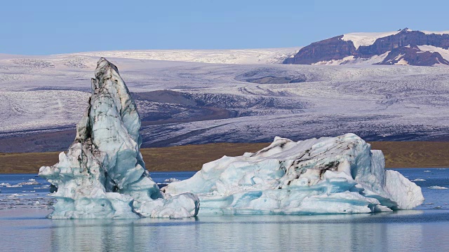 冰岛Jokulsarlon冰川湖上漂浮的大块冰块视频素材