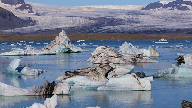 冰岛Jokulsarlon冰湖中的漂浮冰山视频素材