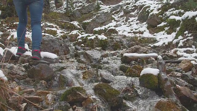 徒步者攀登山间小径视频素材