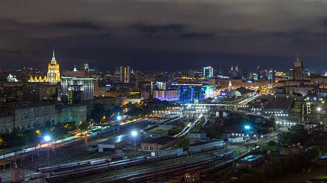 夜间全景基辅火车站的时间推移和现代城市在莫斯科，俄罗斯视频素材