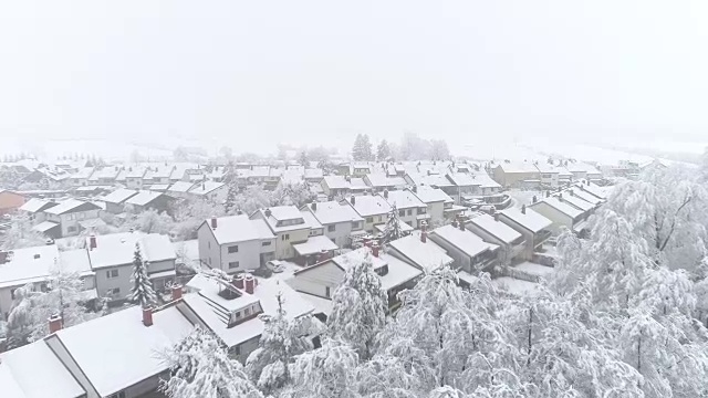 鸟瞰宁静的郊区小镇，雪天里，鸟瞰田园诗般的排屋视频素材