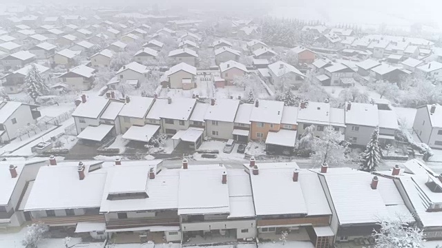 天线:在宁静的郊区城市的屋顶和积雪庭院上空飞行视频素材