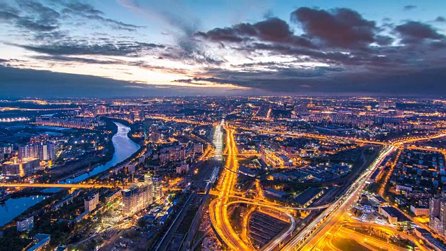 空中俯瞰莫斯科城市的白天到晚上的时间流逝后，日落。从莫斯科城市商业中心的观景台上拍摄视频素材