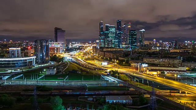 城市交通的夜景和莫斯科国际商务中心的建设视频素材