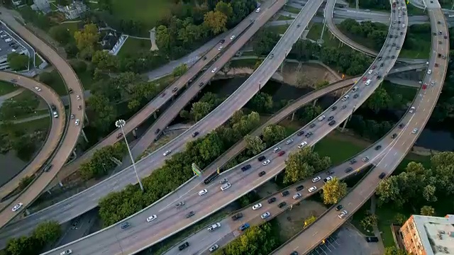 运输高速公路Mega公路旅行目的地无人机俯瞰在公路尖峰时刻休斯顿，德克萨斯州无人机在日出视频素材