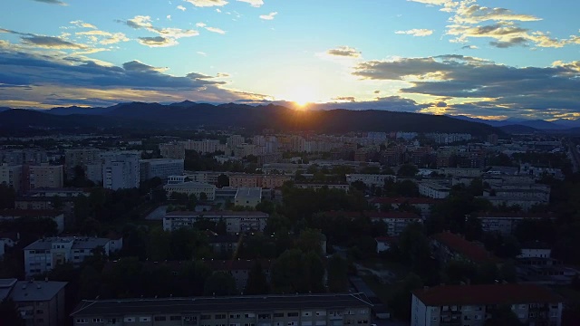 图片:阳光明媚的早晨，卢布尔雅那的城市景观，公寓楼、建筑物和住宅视频素材