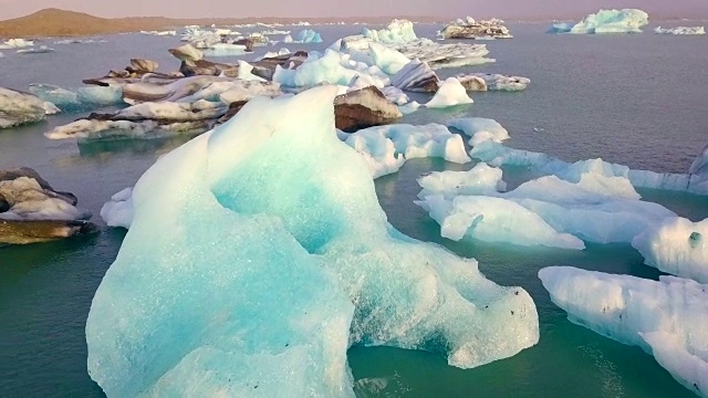 冰岛Jokulsarlon冰川泻湖清晨鸟瞰图视频素材