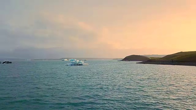 冰岛Jokulsarlon冰川泻湖清晨鸟瞰图视频素材