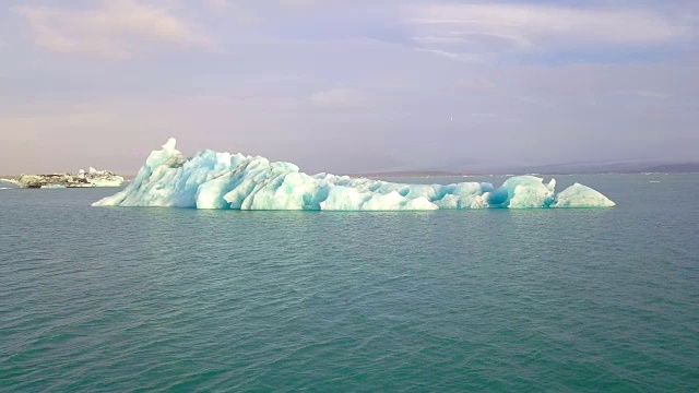 冰岛Jokulsarlon冰川泻湖清晨鸟瞰图视频素材