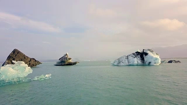 冰岛Jokulsarlon冰川泻湖清晨鸟瞰图视频素材