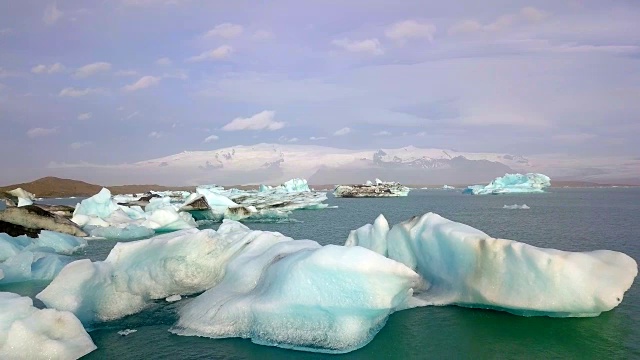 冰岛Jokulsarlon冰川泻湖清晨鸟瞰图视频素材