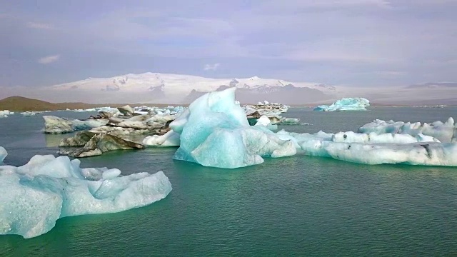 冰岛Jokulsarlon冰川泻湖清晨鸟瞰图视频素材