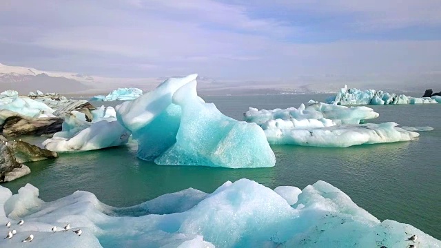 冰岛Jokulsarlon冰川泻湖清晨鸟瞰图视频素材