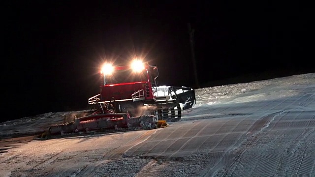 雪车在山顶上移动视频素材