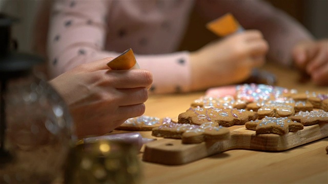 年轻的母亲和她的小女儿准备圣诞饼干视频素材