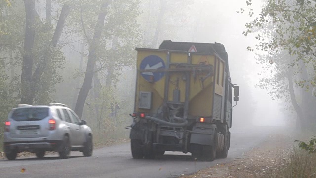 交通工具在雾中沿着森林道路行驶。视频素材