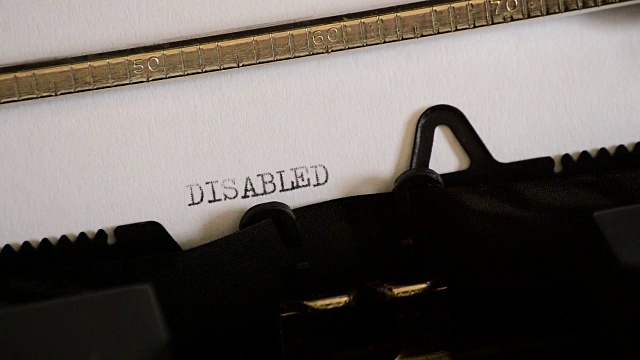 用一台旧的手动打字机打出“DISABLED”这个词视频素材