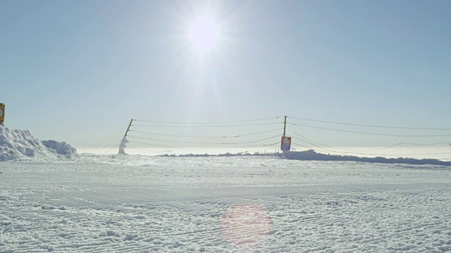 近距离移动:早晨滑雪者在新修整过的雪道上缓慢转弯视频素材