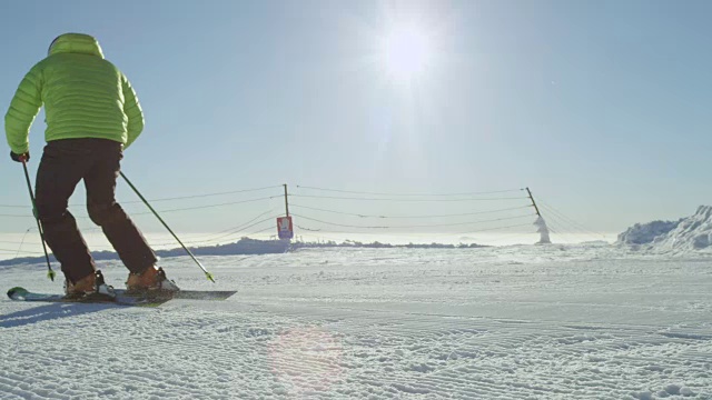 移动特写:冬天，滑雪者在新修整的雪道上缓慢转弯视频素材