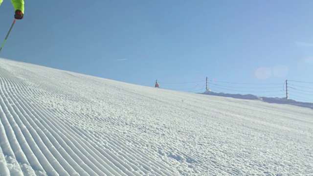 慢动作关闭:年轻的成年滑雪者雕刻快速在理想的训练滑雪道视频素材