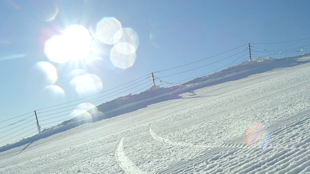 慢动作关闭:年轻的滑雪者雕刻在理想的完美的训练滑雪道视频素材